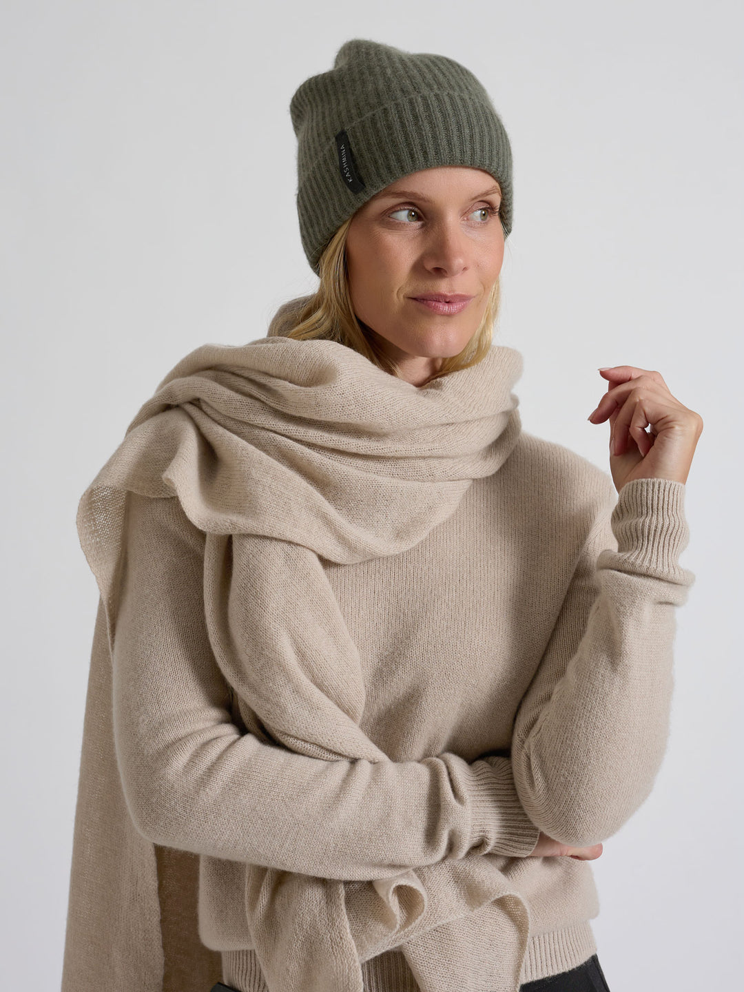 Kashmirlue "Elli" i 100% cashmere. Norsk design fra Kashmina. Farge: Eucalyptus Grønn.