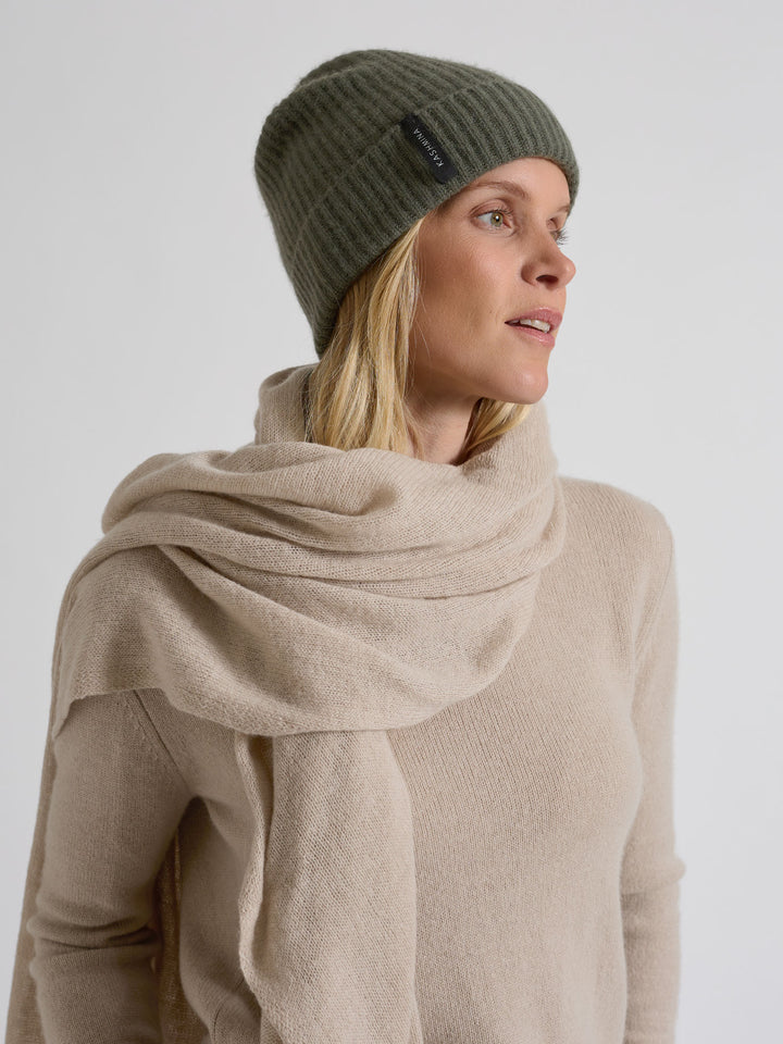 Kashmirlue "Elli" i 100% cashmere. Norsk design fra Kashmina. Farge: Eucalyptus Grønn.