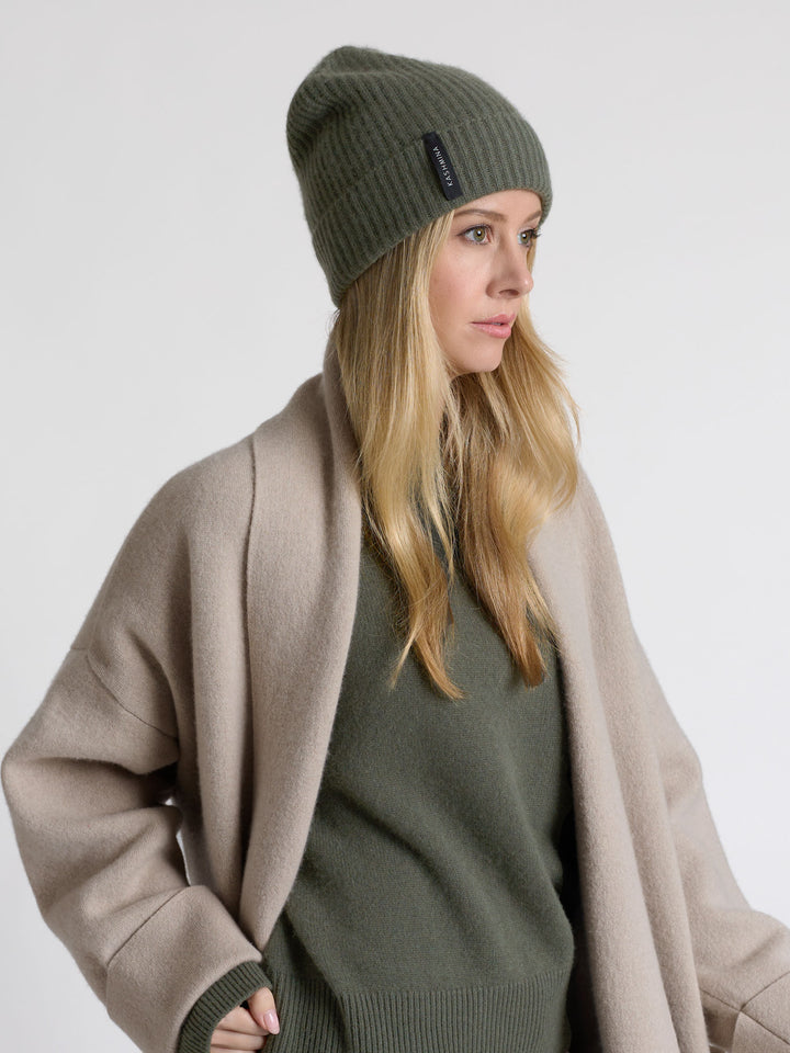 Kashmirlue "Elli" i 100% cashmere. Norsk design fra Kashmina. Farge: Eucalyptus Grønn.