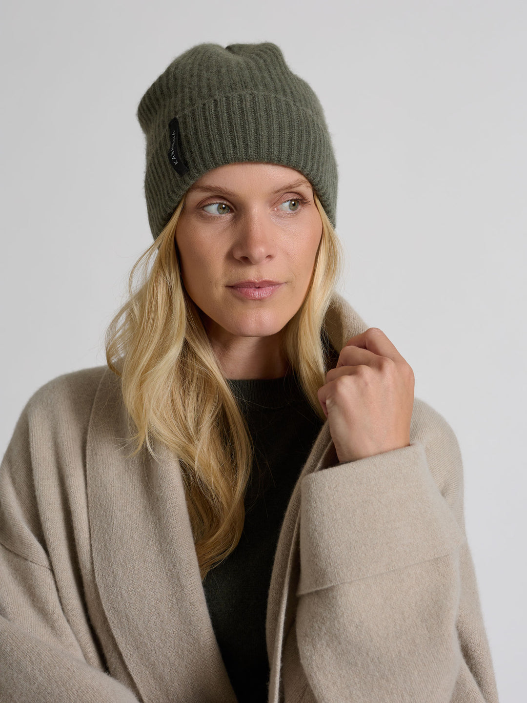 Kashmirlue "Elli" i 100% cashmere. Norsk design fra Kashmina. Farge: Eucalyptus Grønn.