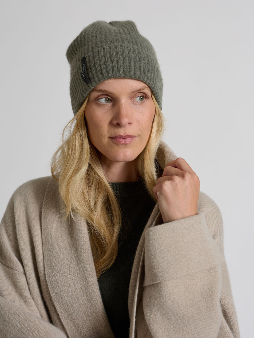 Kashmirlue "Elli" i 100% cashmere. Norsk design fra Kashmina. Farge: Eucalyptus Grønn.