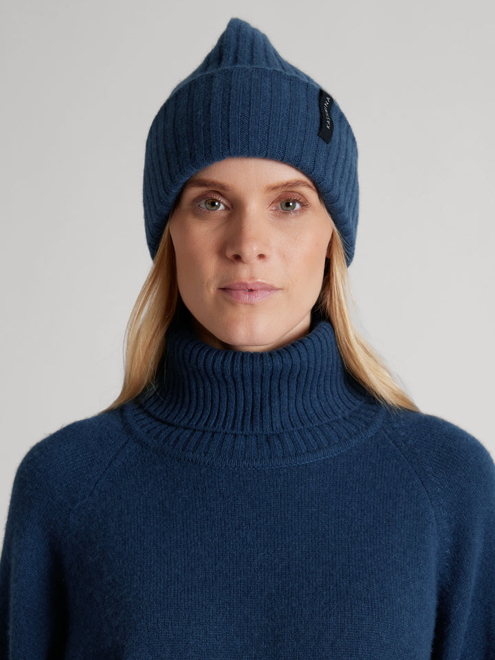 Kashmirlue "Oda" i 100% ren kasjmir. Norsk design fra Kashmina. Farge: Mountain Blue.