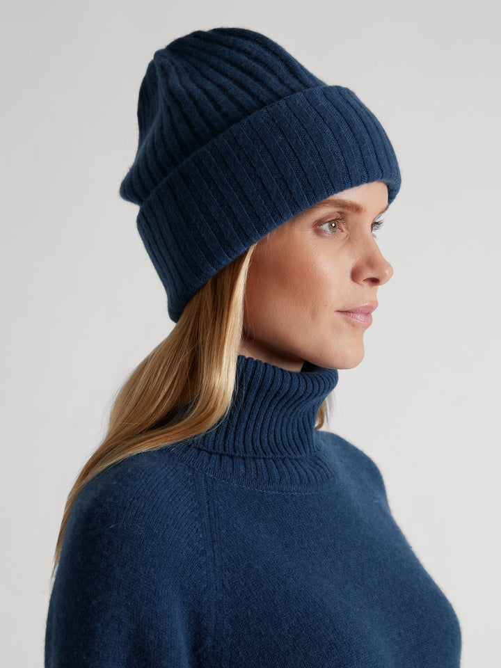 Kashmirlue "Oda" i 100% ren kasjmir. Norsk design fra Kashmina. Farge: Mountain Blue.