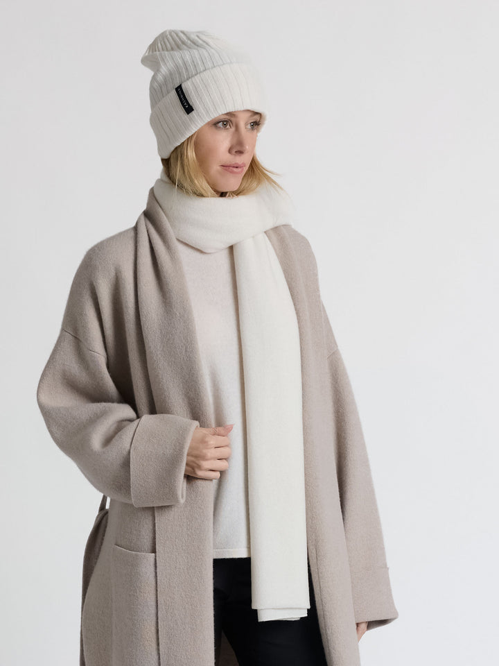 Kashmirlue "Oda" i 100% ren kasjmirull. Norsk design fra Kashmina. Farge: Hvit.