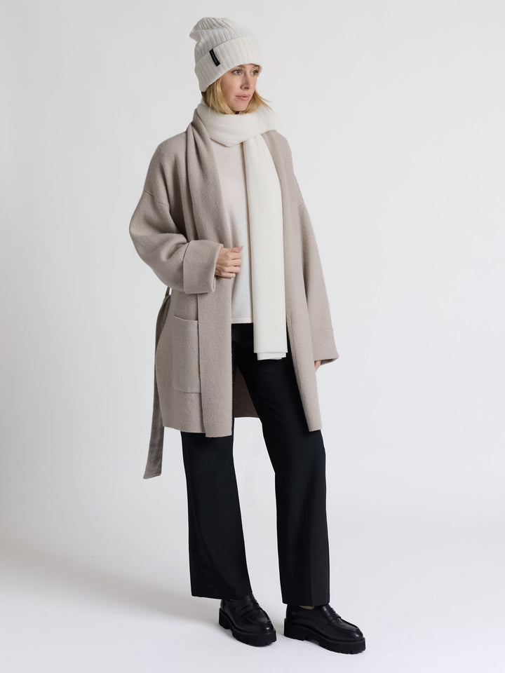 Kashmirlue "Oda" i 100% ren kasjmirull. Norsk design fra Kashmina. Farge: Hvit.