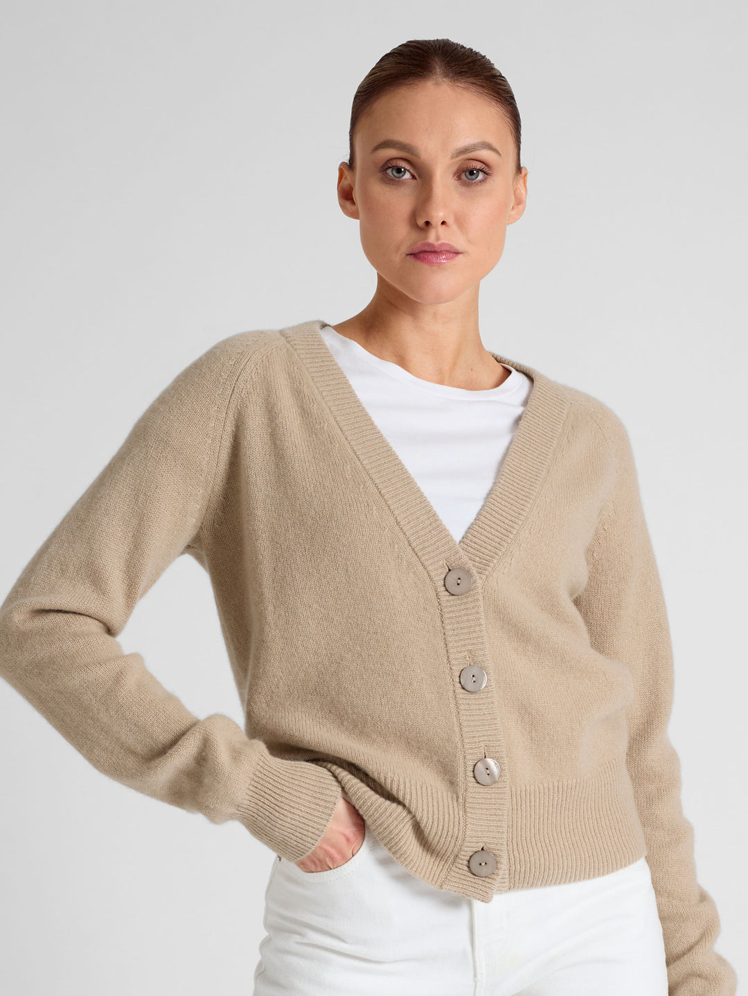 Kashmir cardigan "Eir" 100% ren kashmir. Norsk design fra Kashmina. Farge: Sand.