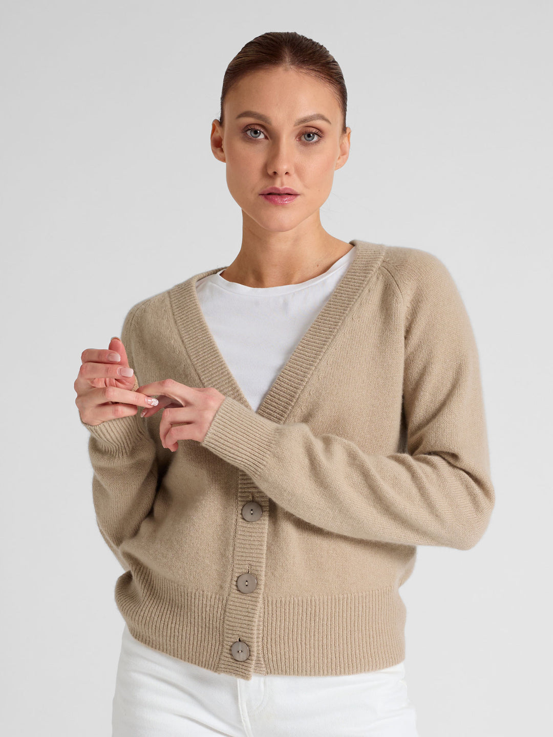 Kashmir cardigan "Eir" 100% ren kashmir. Norsk design fra Kashmina. Farge: Sand.