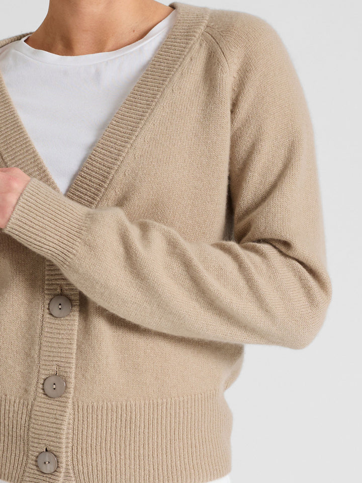 Kashmir cardigan "Eir" 100% ren kashmir. Norsk design fra Kashmina. Farge: Sand.