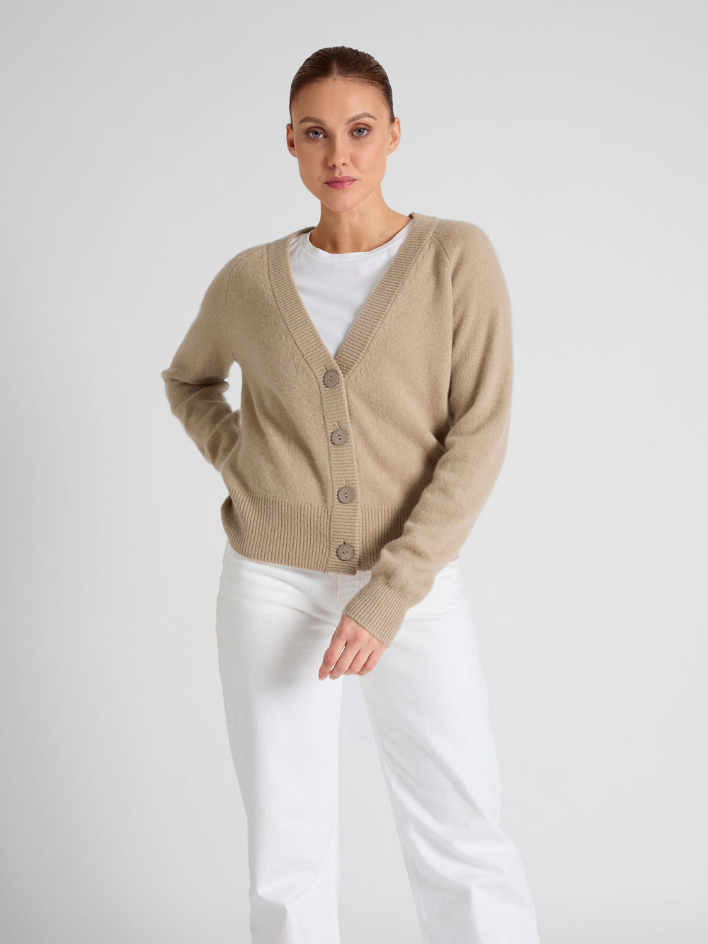 Kashmir cardigan "Eir" 100% ren kashmir. Norsk design fra Kashmina. Farge: Sand.