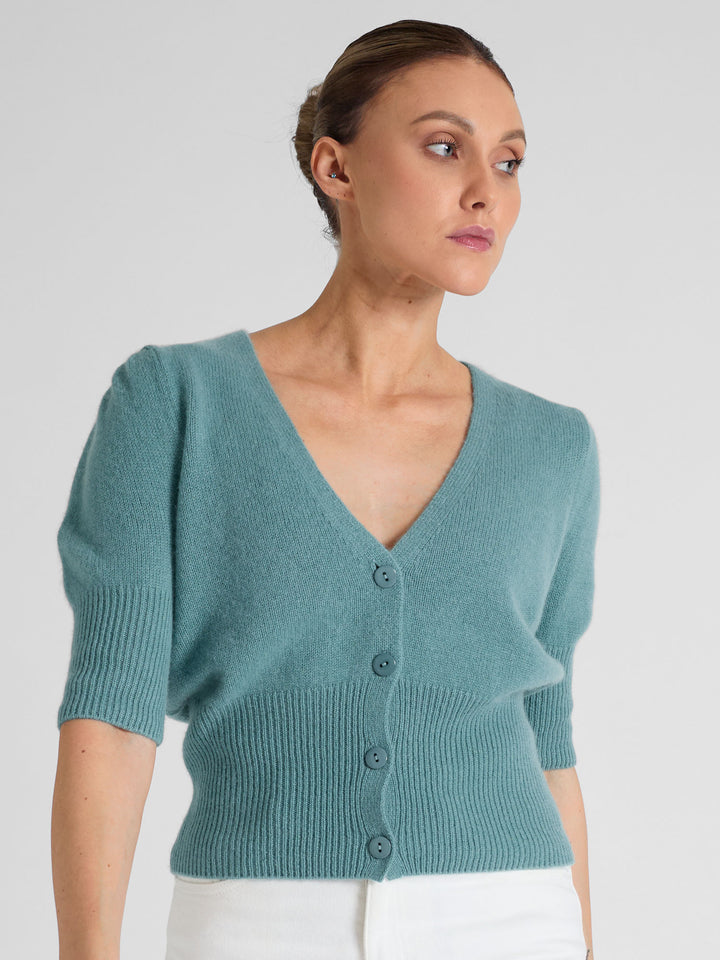 Kashmircardigan "Grace" i 100% ren kasjmirull. Norsk design fra Kashmina. Farge: Arctic.