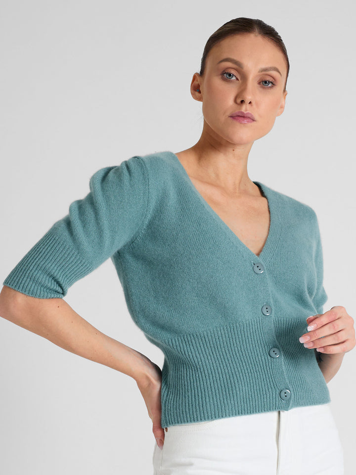 Kashmircardigan "Grace" i 100% ren kasjmirull. Norsk design fra Kashmina. Farge: Arctic.