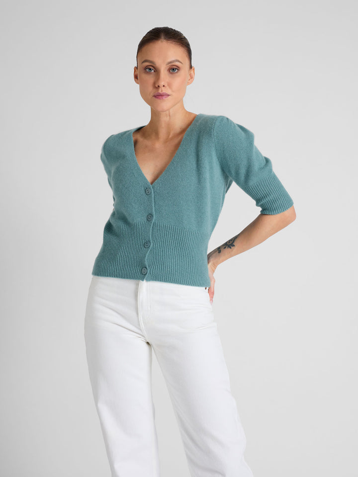 Kashmircardigan "Grace" i 100% ren kasjmirull. Norsk design fra Kashmina. Farge: Arctic.