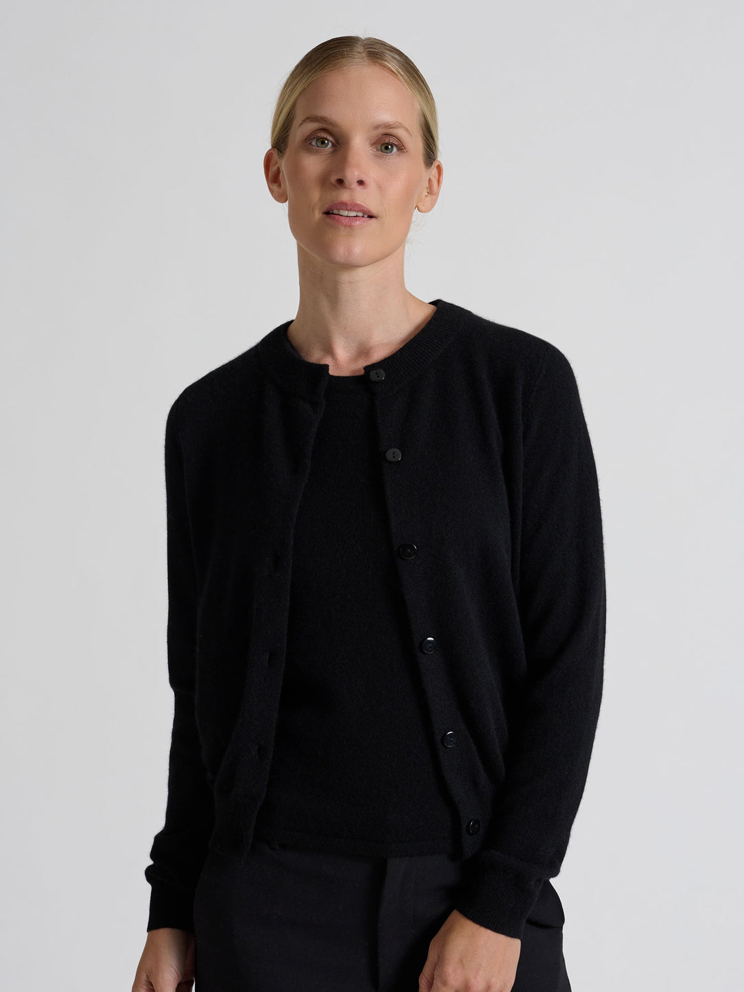 Kashmircardigan "Ingrid" i 100% ren kasjmirull. Norsk design fra Kashmina. Farge: Sort.