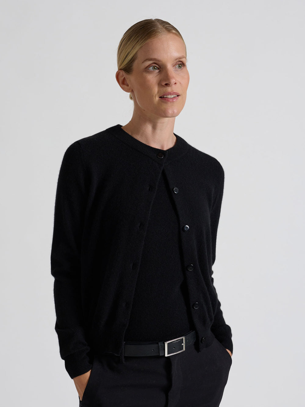Kashmircardigan "Ingrid" i 100% ren kasjmirull. Norsk design fra Kashmina. Farge: Sort.
