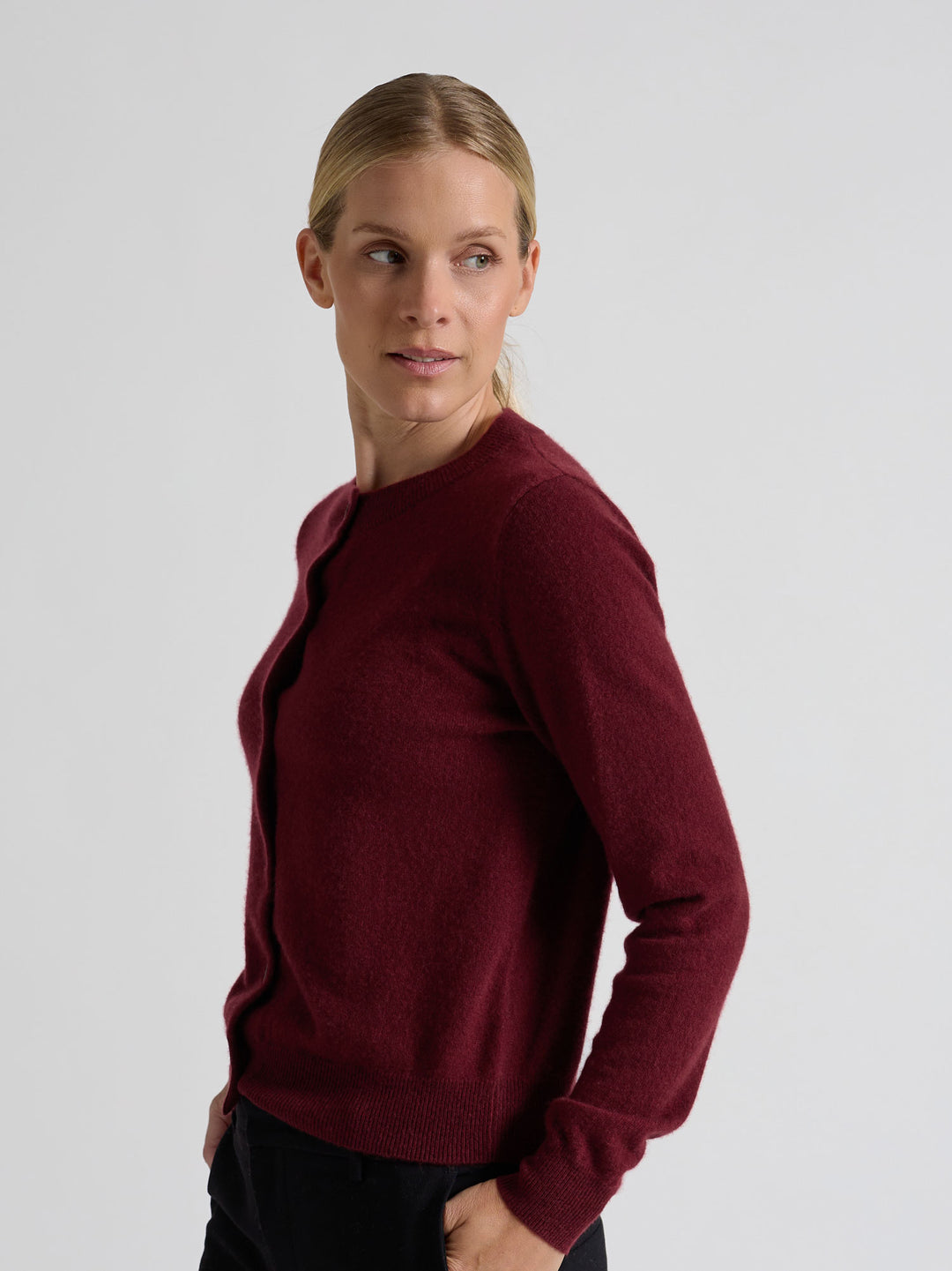 Kashmircardigan "Ingrid" i 100% ren kasjmirull. Norsk design fra Kashmina. Farge: Bordeaux.
