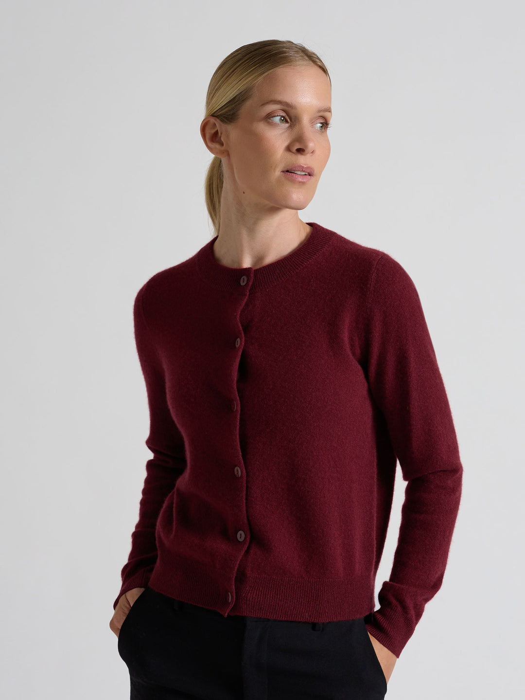 Kashmircardigan "Ingrid" i 100% ren kasjmirull. Norsk design fra Kashmina. Farge: Bordeaux.