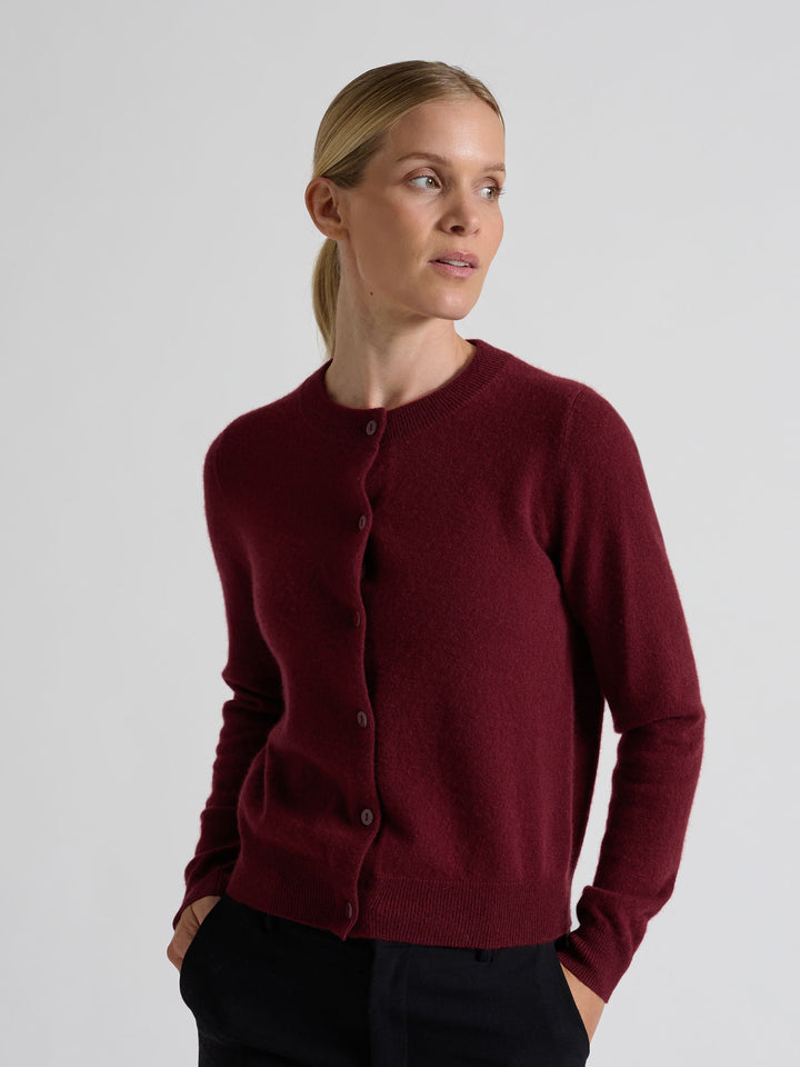 Kashmircardigan "Ingrid" i 100% ren kasjmirull. Norsk design fra Kashmina. Farge: Bordeaux.
