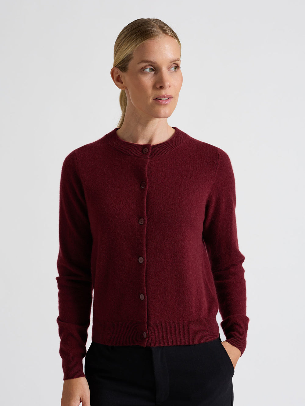 Kashmircardigan "Ingrid" i 100% ren kasjmirull. Norsk design fra Kashmina. Farge: Bordeaux.