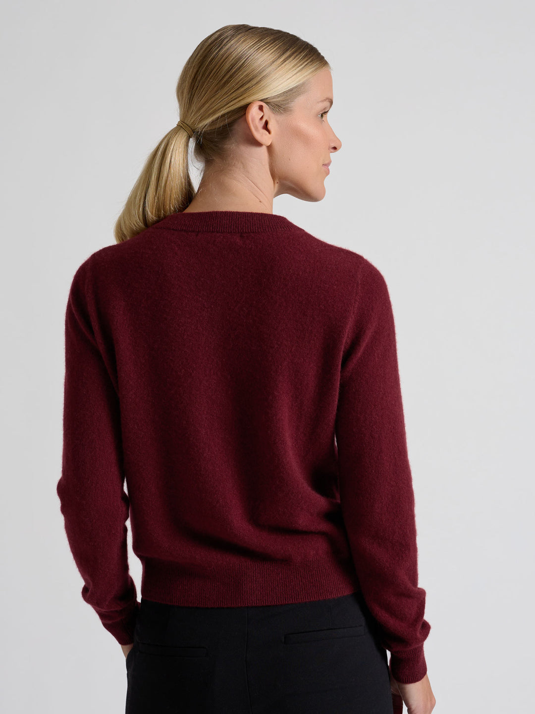 Kashmircardigan "Ingrid" i 100% ren kasjmirull. Norsk design fra Kashmina. Farge: Bordeaux.