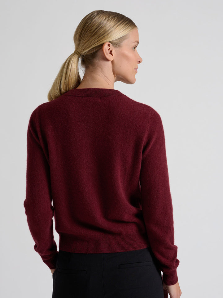 Kashmircardigan "Ingrid" i 100% ren kasjmirull. Norsk design fra Kashmina. Farge: Bordeaux.
