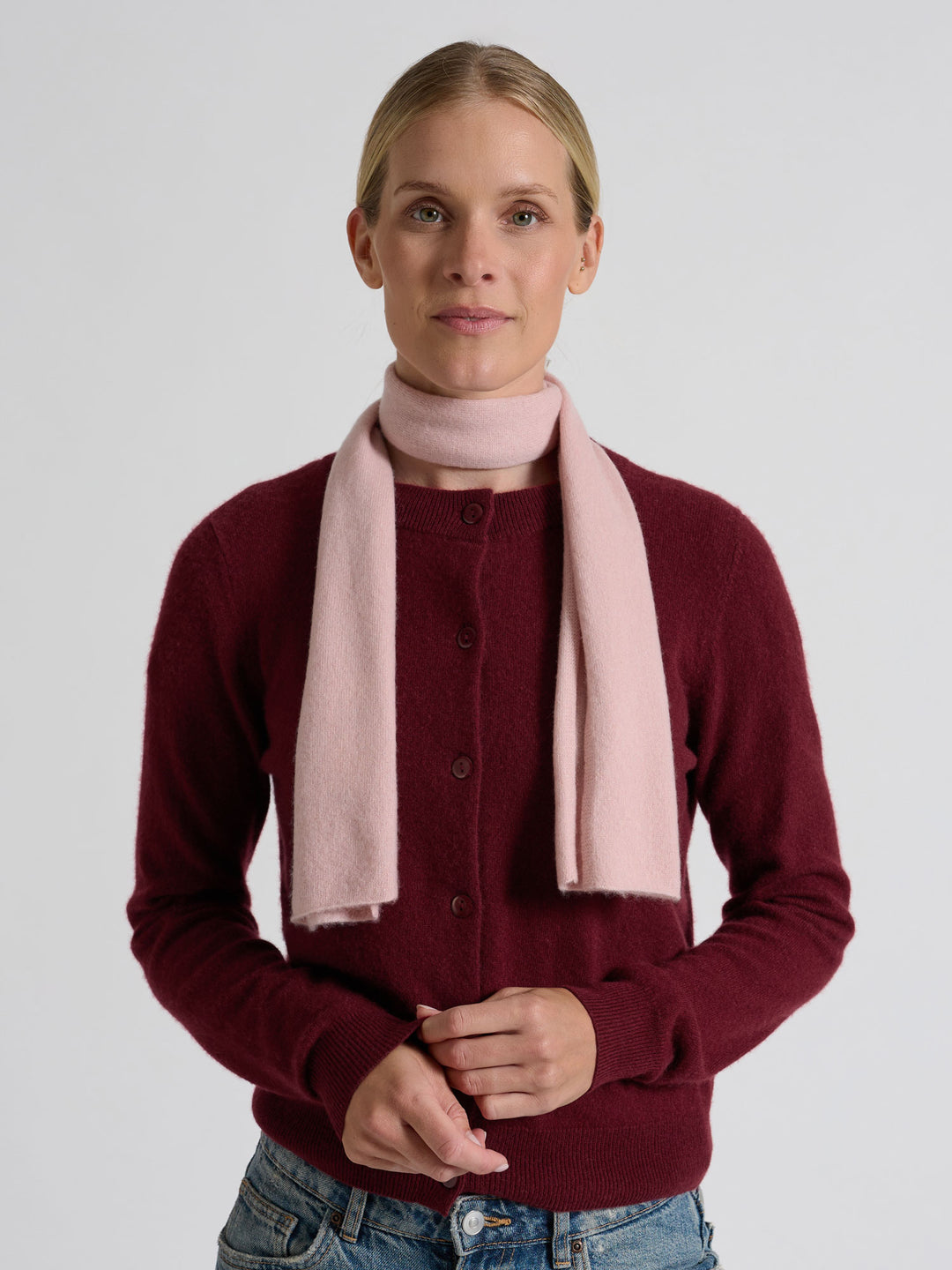 Lite skjerf strikket i 100% ren kashmirull, cashmere. Fullstendig kløfritt. Norsk design fra Kashmina. Farge: Rose Glow.