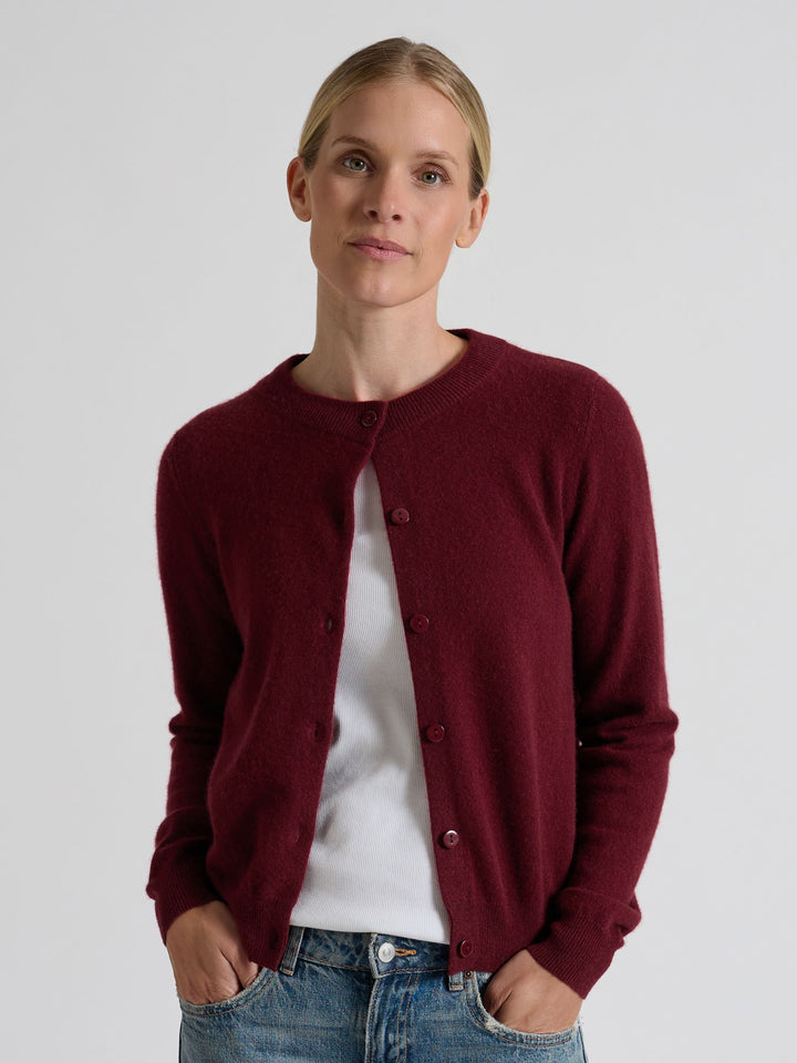 Kashmircardigan "Ingrid" i 100% ren kasjmirull. Norsk design fra Kashmina. Farge: Bordeaux.