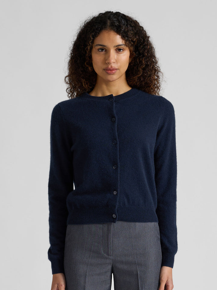 Kashmircardigan "Ingrid" i 100% ren kasjmirull. Norsk design fra Kashmina. Farge: Navy / dyp blå.