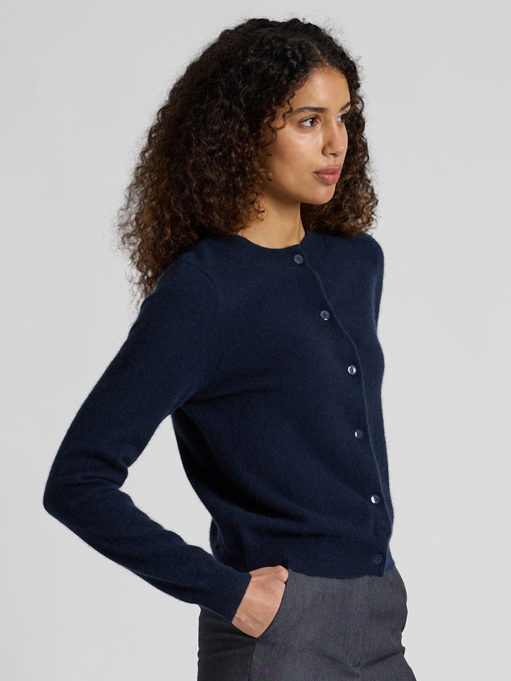 Kashmircardigan "Ingrid" i 100% ren kasjmirull. Norsk design fra Kashmina. Farge: Navy / dyp blå.