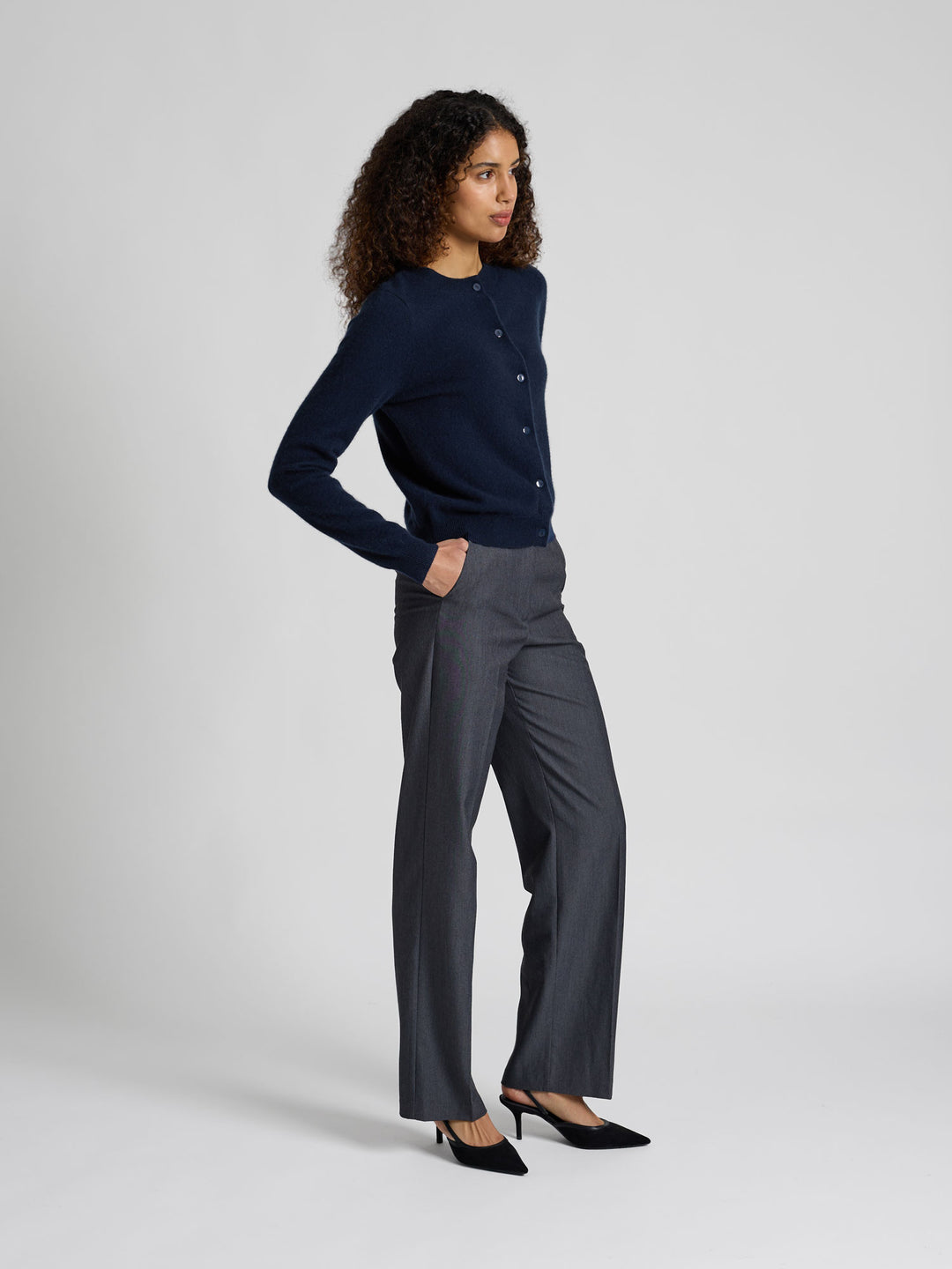 Kashmircardigan "Ingrid" i 100% ren kasjmirull. Norsk design fra Kashmina. Farge: Navy / dyp blå.