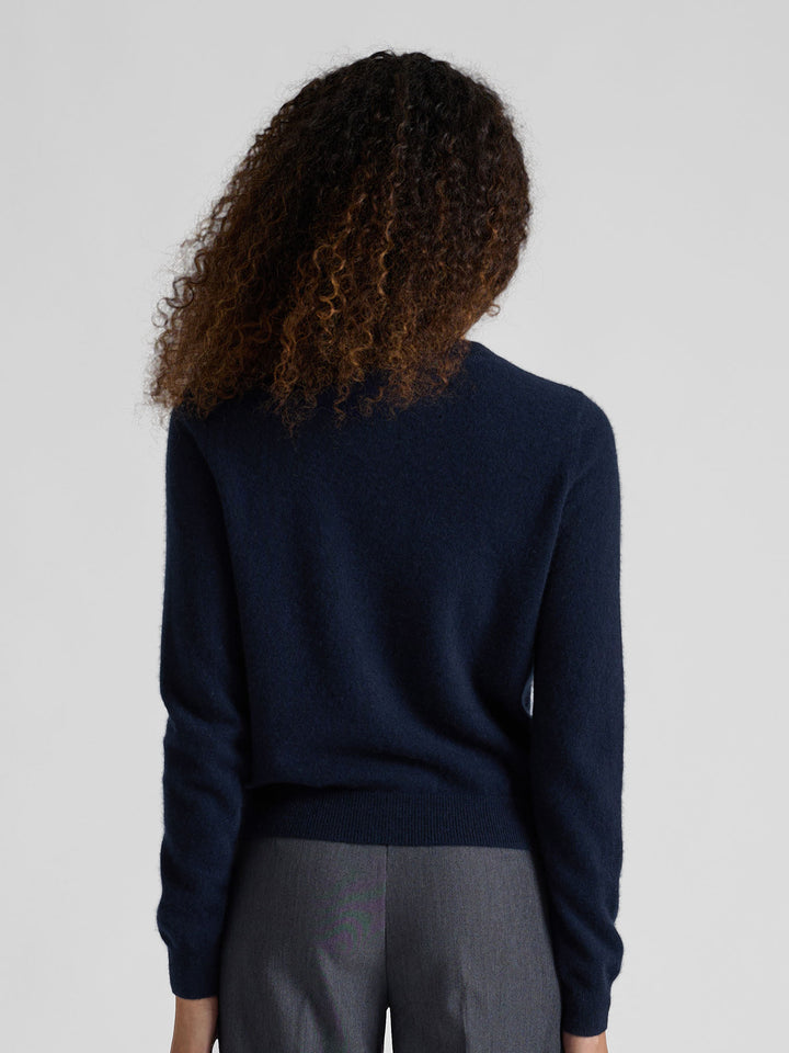 Kashmircardigan "Ingrid" i 100% ren kasjmirull. Norsk design fra Kashmina. Farge: Navy / dyp blå.