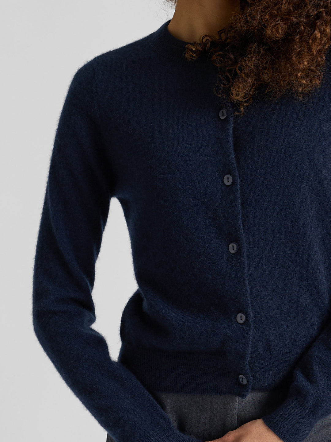 Kashmircardigan "Ingrid" i 100% ren kasjmirull. Norsk design fra Kashmina. Farge: Navy / dyp blå.