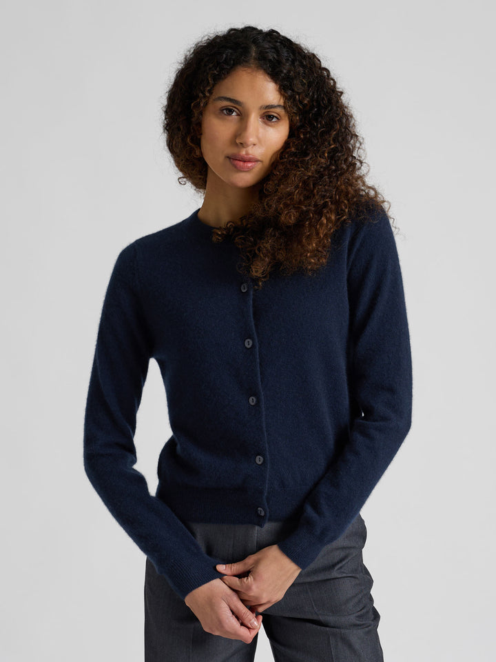 Kashmircardigan "Ingrid" i 100% ren kasjmirull. Norsk design fra Kashmina. Farge: Navy / dyp blå.