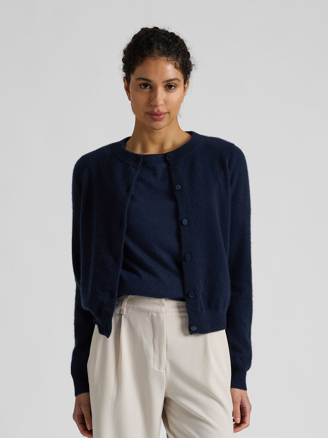Kashmircardigan "Ingrid" i 100% ren kasjmirull. Norsk design fra Kashmina. Farge: Navy / dyp blå.