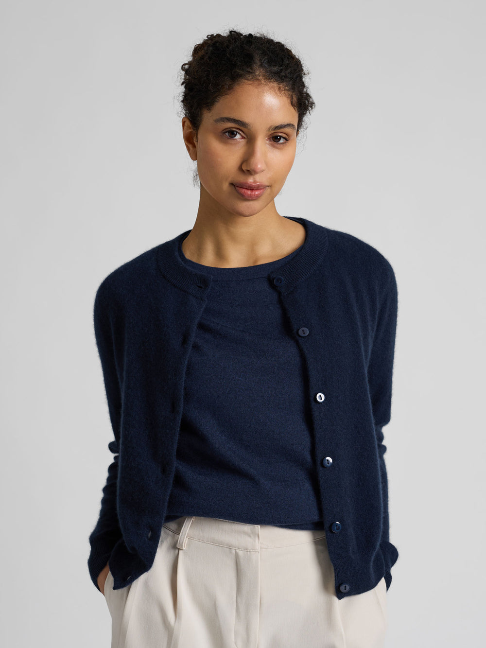 Kashmircardigan "Ingrid" i 100% ren kasjmirull. Norsk design fra Kashmina. Farge: Navy / dyp blå.