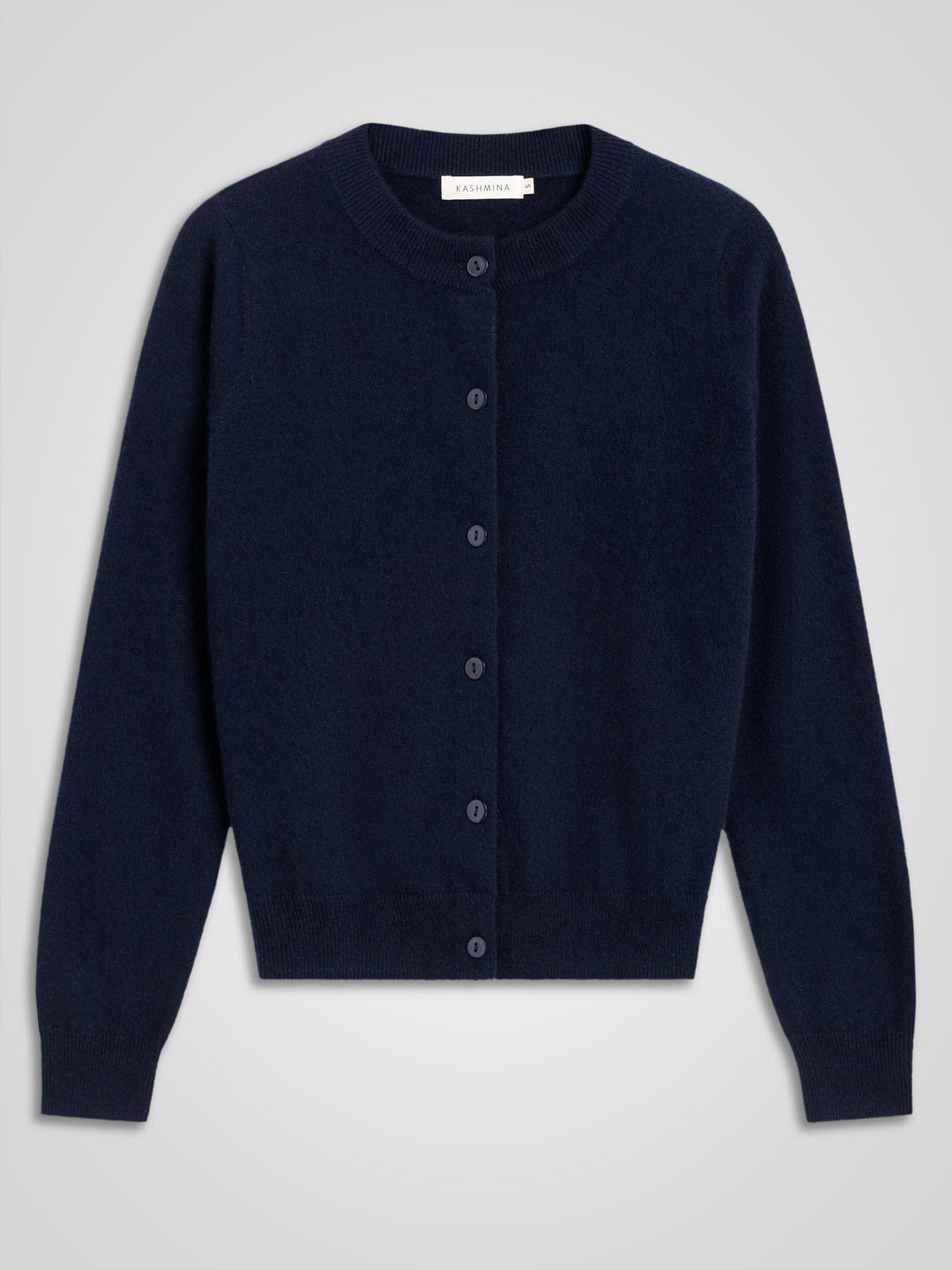 Kashmircardigan "Ingrid" i 100% ren kasjmirull. Norsk design fra Kashmina. Farge: Navy / dyp blå.