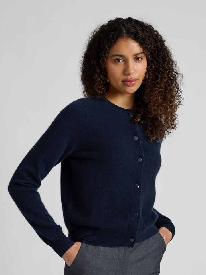 Kashmircardigan "Ingrid" i 100% ren kasjmirull. Norsk design fra Kashmina. Farge: Navy / dyp blå.