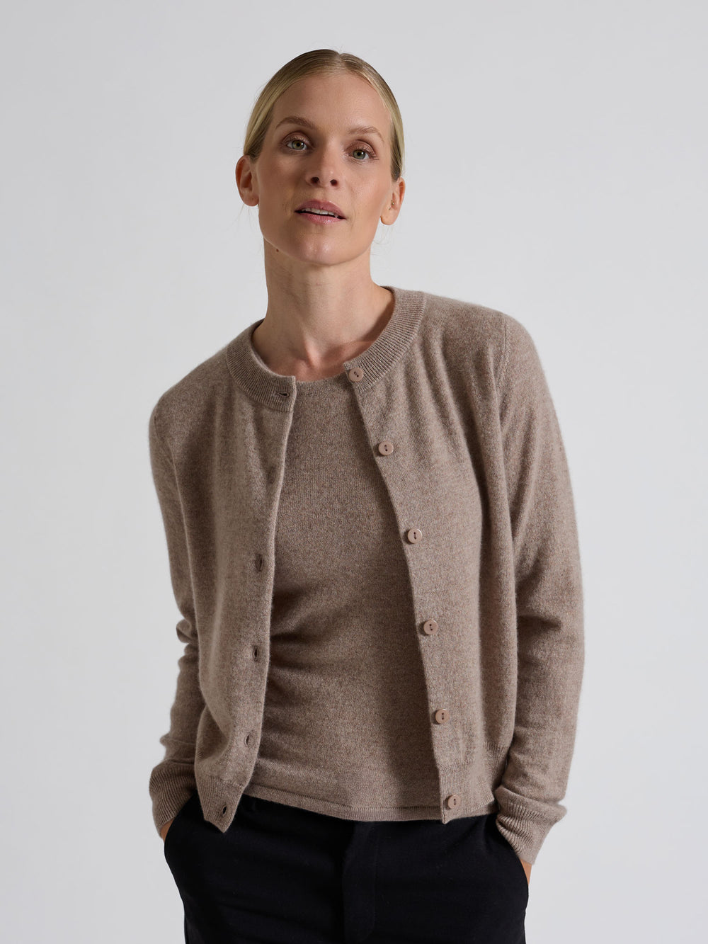 Kashmircardigan "Ingrid" i 100% ren kasjmirull. Norsk design fra Kashmina. Farge: Toast.