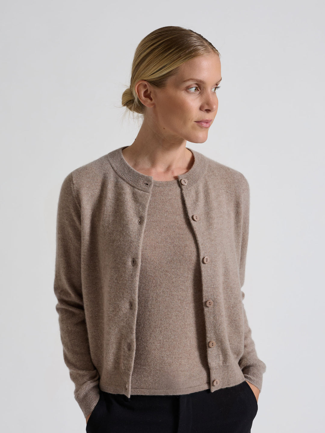 Kashmircardigan "Ingrid" i 100% ren kasjmirull. Norsk design fra Kashmina. Farge: Toast.