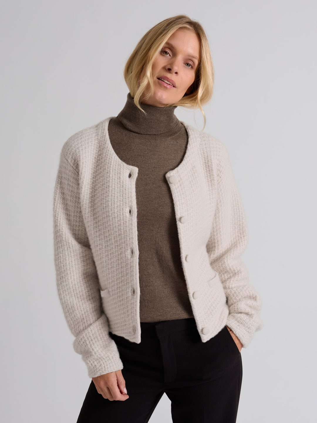 Kashmirjakke i 100% ren cashmere. Norsk design fra Kashmina. Farge: Cream