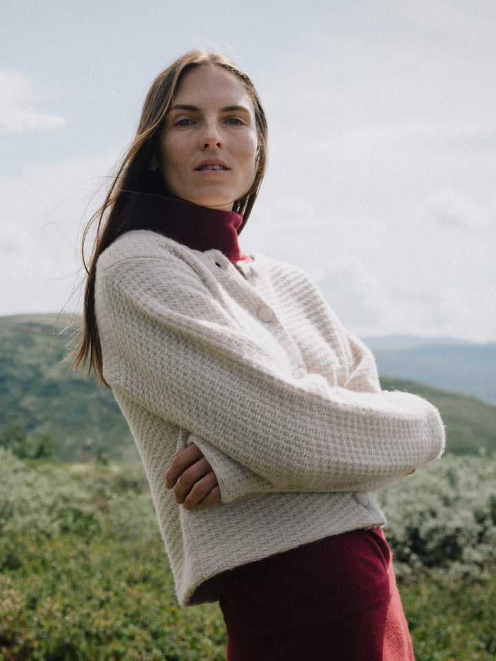 Kashmirjakke i 100% ren cashmere. Norsk design fra Kashmina. Farge: Cream