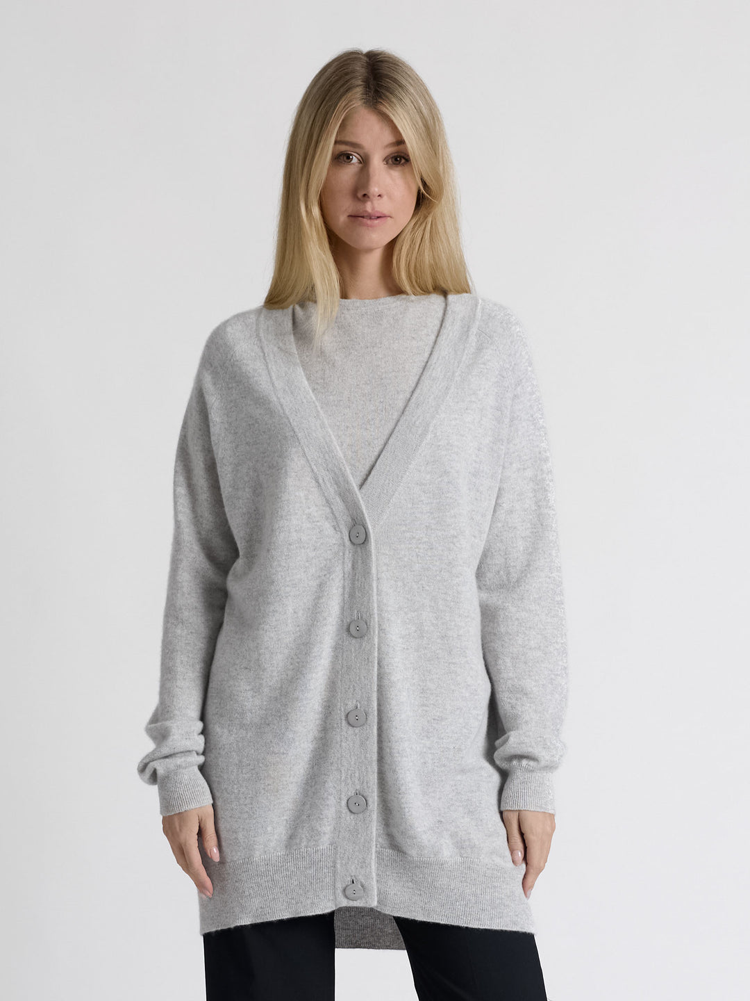Kashmircardigan "lykke" Halvlang og romslig. 100% kasjmirull, Norsk design fra Kashmina. Farge: Lys grå melert.