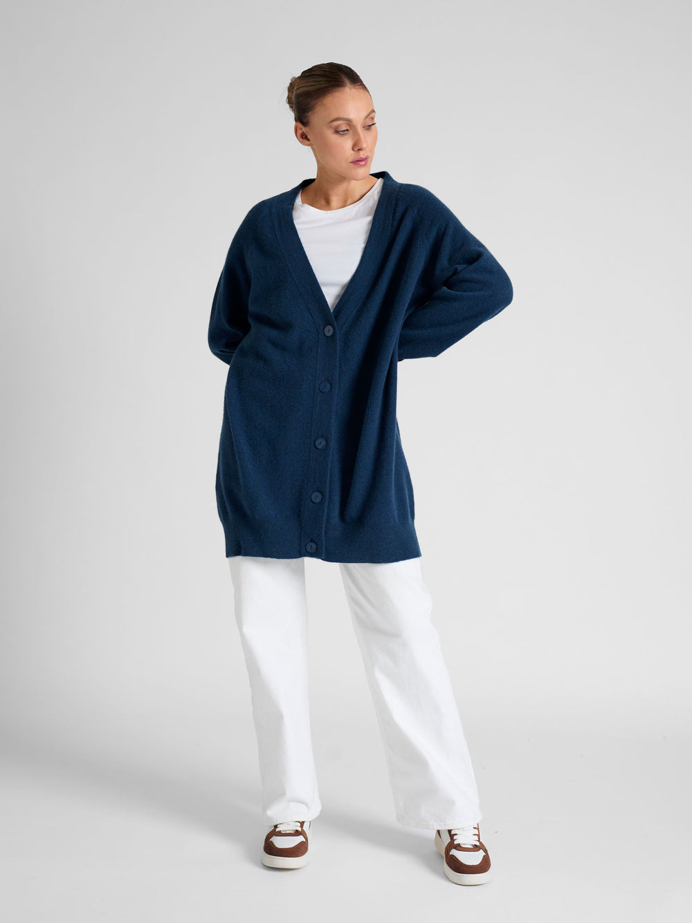 Kashmircardigan "lykke" Halvlang og romslig. 100% kasjmirull, Norsk design fra Kashmina. Farge: Blå - Mountain Blue