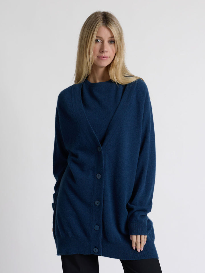 Kashmircardigan "lykke" Halvlang og romslig. 100% kasjmirull, Norsk design fra Kashmina. Farge: Blå - Mountain Blue