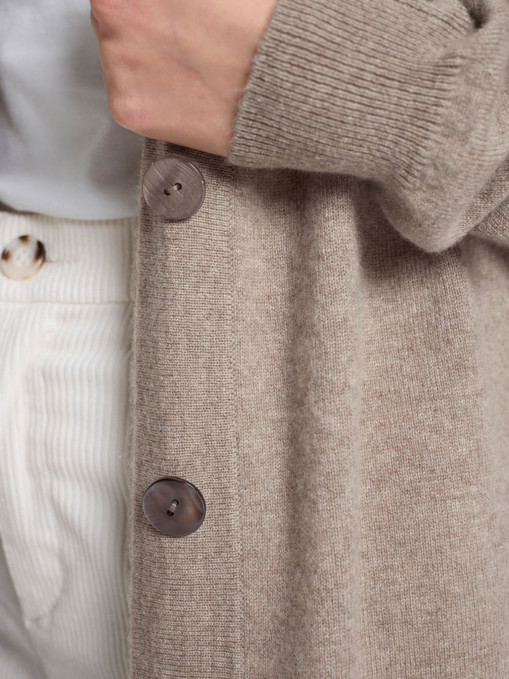 Kashmircardigan "lykke" Halvlang og romslig. 100% kasjmirull, Norsk design fra Kashmina. Farge: Melert brun - Toast