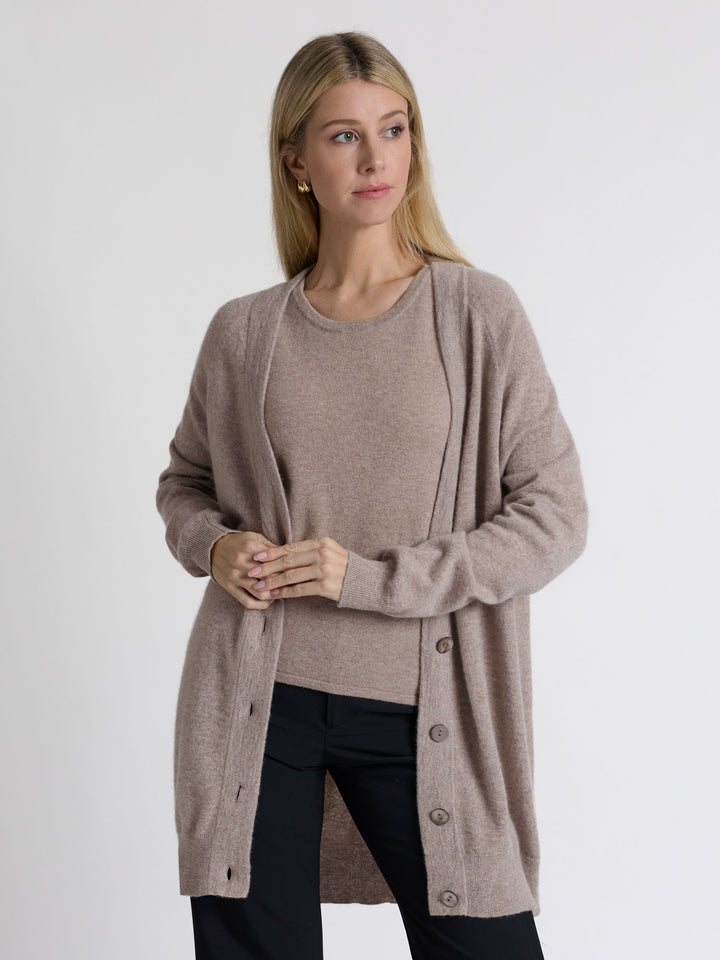 Kashmircardigan "lykke" Halvlang og romslig. 100% kasjmirull, Norsk design fra Kashmina. Farge: Melert brun - Toast