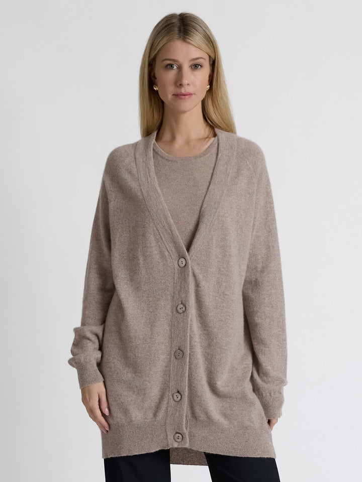 Kashmircardigan "lykke" Halvlang og romslig. 100% kasjmirull, Norsk design fra Kashmina. Farge: Melert brun - Toast