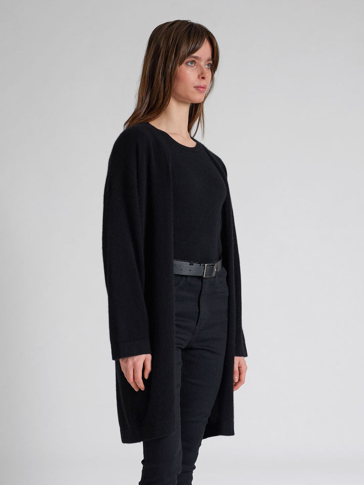Lang kashmircardigan "Magni" i 100% ren cashmere. Norsk design fra Kashmina. Farge; Sort.