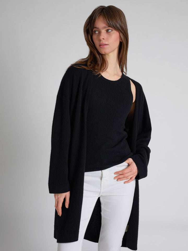 Lang kashmircardigan "Magni" i 100% ren cashmere. Norsk design fra Kashmina. Farge; Sort.