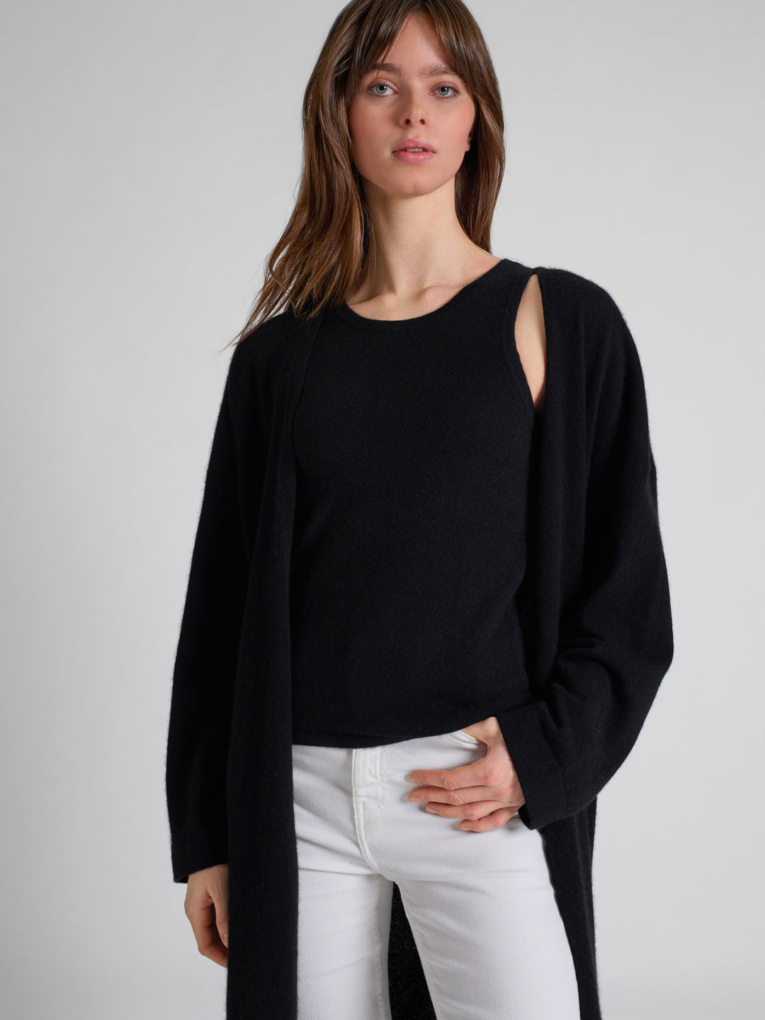 Lang kashmircardigan "Magni" i 100% ren cashmere. Norsk design fra Kashmina. Farge; Sort.