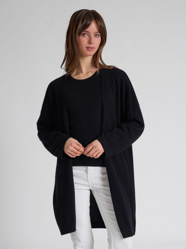 Lang kashmircardigan "Magni" i 100% ren cashmere. Norsk design fra Kashmina. Farge; Sort.